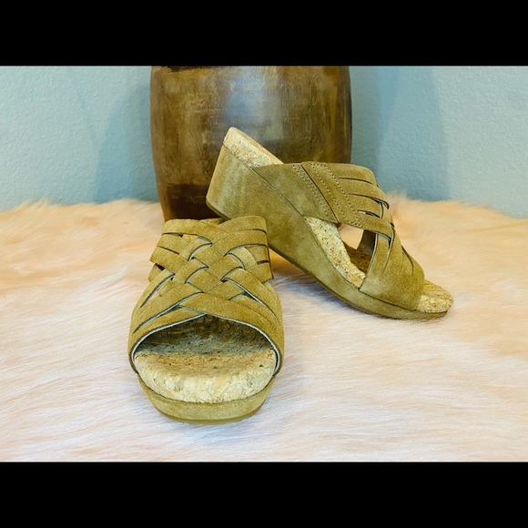 UGG Women's Lilah Wedge Sandal - Picture 4 of 9